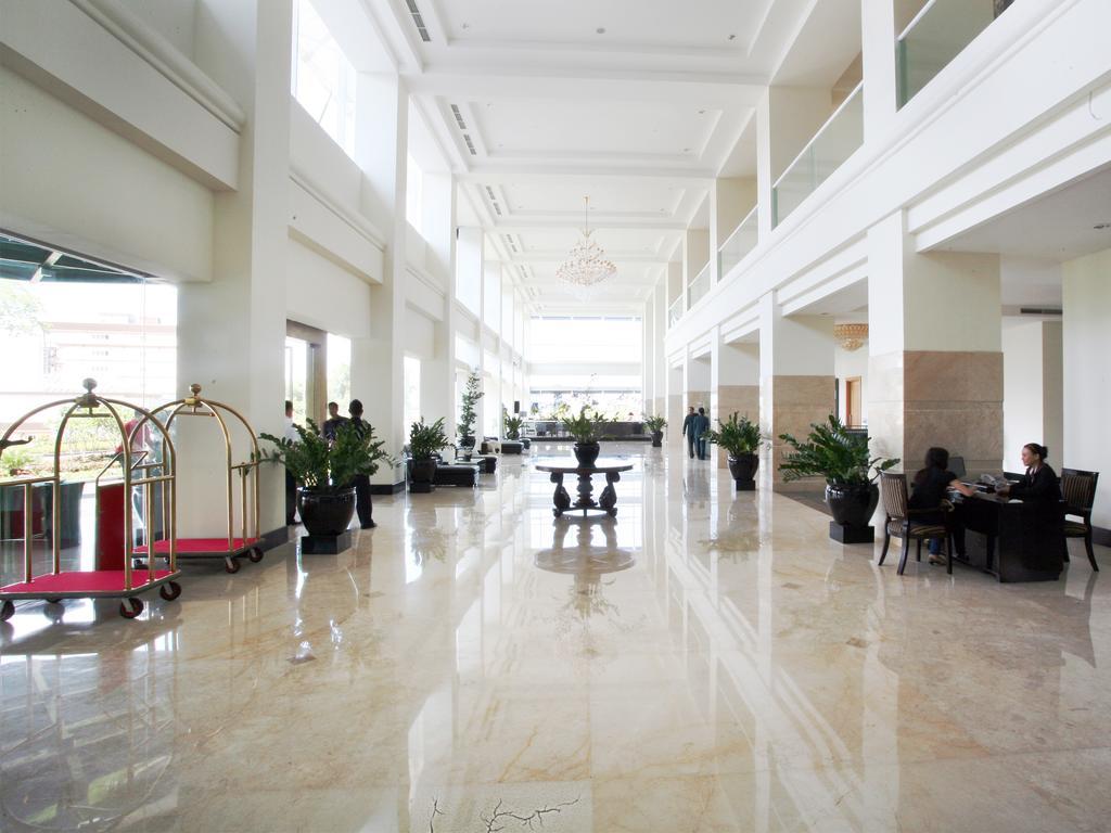 Sintesa Peninsula Hotel Manado Exterior foto